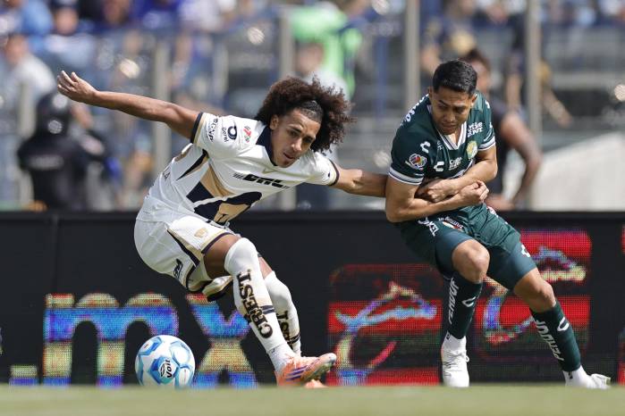 Adalberto Carrasquilla (izq.) durante un partido con el Pumas.