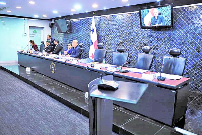 Cuatro de los nueve comisionados estuvieron ausentes.