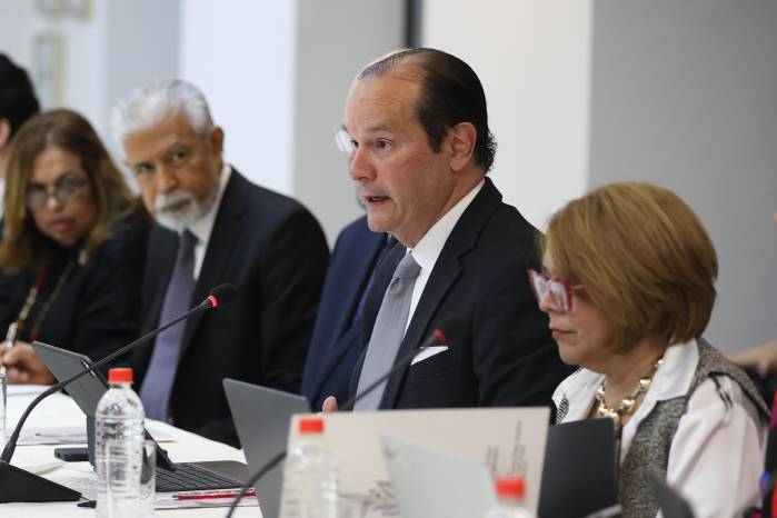 El ministro de Relaciones Exteriores de Panamá, Javier Martínez-Acha (c), habla en una reunión con su homólogo de Paraguay, Rubén Ramírez, este miércoles, en Asunción (Paraguay).