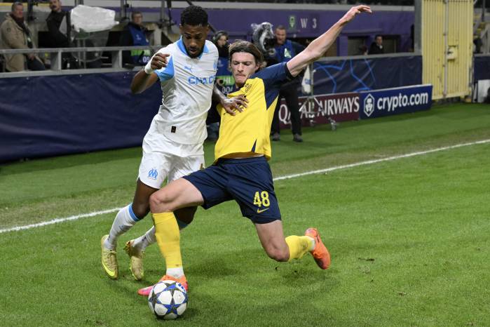 El defensor Michael Murillo (izq.) durante el partido contra el Union St. Gilloise.