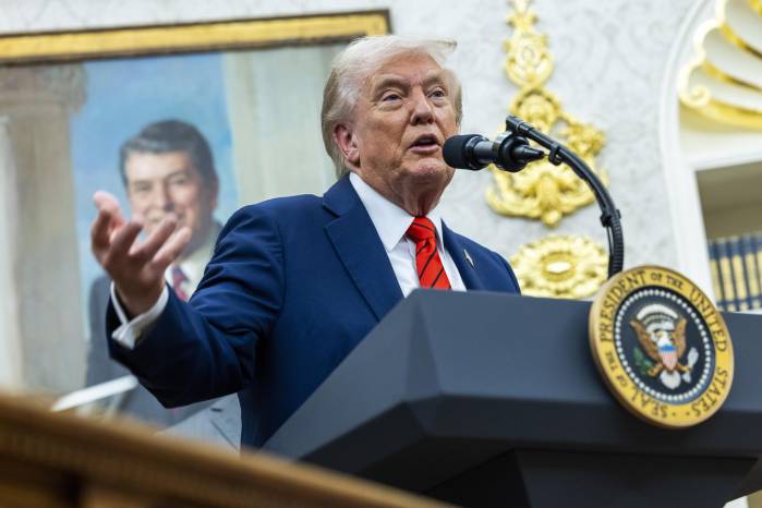El presidente de Estados Unidos, Donald Trump, habla en conferencia de prensa en la Oficina Oval de la Casa Blanca en Washington, DC, EE.UU., el 10 de octubre de 2025.