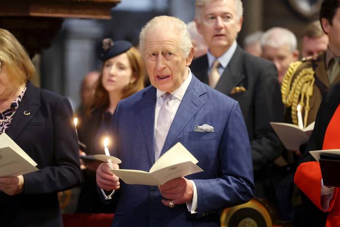El Rey Carlos III de Inglaterra atiende una misa de adviento este pasado 10 de diciembre.
