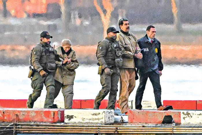 Nicolás Madura y su esposa, Cilia Flores, bajan de un helicóptero para asistir a su primera audiencia en Nueva York.