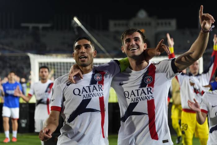 Los jugadores del París Saint-Germain, el marroquí Achraf Hakimi (izq.) y el español Fabian Ruíz.