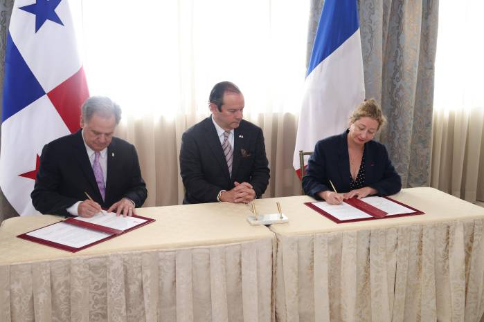 En la firma del convenio estuvieron el secretario ejecutivo de la Secretaría Nacional del Ferrocarril, Henry Faarup, el canciller Javier Martínez-Acha, y la embajadora de Francia en Panamá, Aude de Amorim.