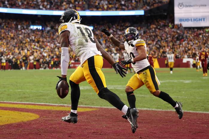 Mike Williams (izq.) y Jaylen Warren de los Pittsburgh Steelers.