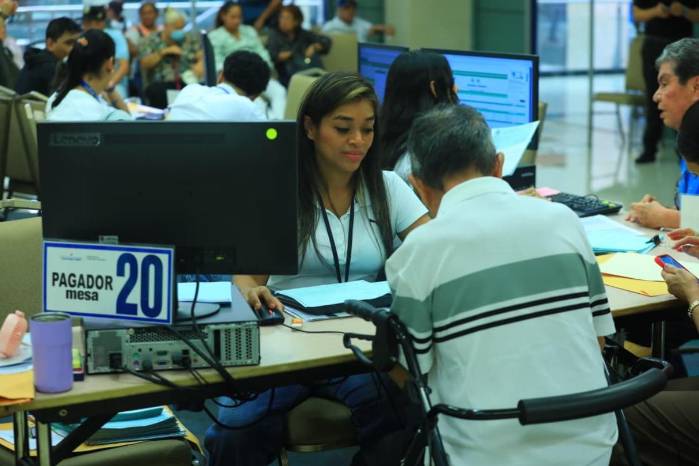 La jornada de entrega de los Cepanim comenzó con una alta asistencia de beneficiarios en Megapolis Outlets, donde el MEF mantiene un sistema de atención por citas programadas.