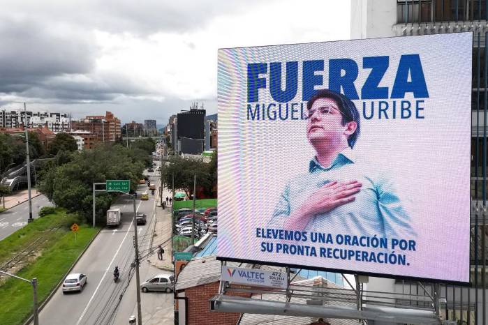 Una vista aérea muestra una valla publicitaria con la leyenda “Fuerza Miguel Uribe” en apoyo al senador Miguel Uribe Turbay, quien resultó herido de bala durante un acto político el sábado 10 de junio de 2025 en Bogotá.