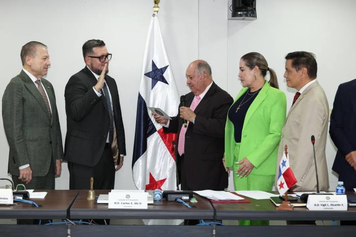 Eduardo Vásquez es juramentado como presidente de la comisión.
