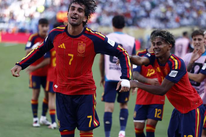 Ferrán Torres de España celebra su gol ante Argentina.