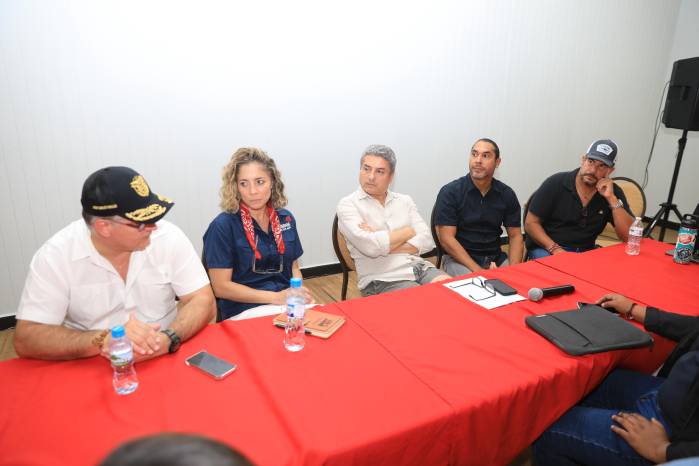 La comisión se trasladó a Isla Colón, donde sostuvieron reuniones con diferentes sectores, entre ellos la Cámara de Comercio, artesanos y lancheros.