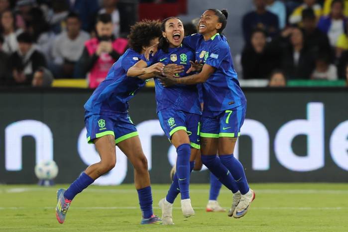 Marta (c) de Brasil celebra su gol en la final de la Copa América Femenina.