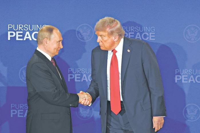 El presidente de Rusia, Vladimir Putin (i), y su homólogo de Estados Unidos, Donald Trump, se saludan al finalizar una declaración conjunta el pasado viernes, en Anchorage (Estados Unidos).