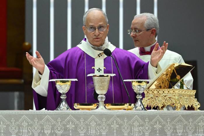 El papa León XIV dirige una misa en el Volkswagen Arena como parte de su viaje apostólico a Turquía y Líbano, en Estambul el 29 de noviembre.