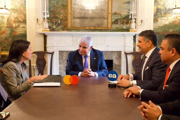 Firma del acuerdo entre la Caja de Ahorros y la empresa Mastercard, este lunes, en Nueva York.