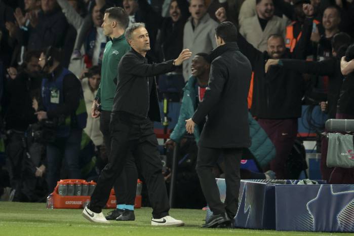 Los entrenadores Luis Enrique (izq.) y Mikel Arteta.