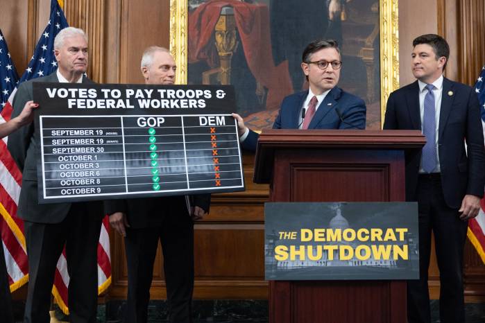 El presidente de la Cámara de Representantes de Estados Unidos, Mike Johnson (republicano por Luisiana), junto al líder de la mayoría Steve Scalise (republicano por Luisiana), el jefe de la bancada Tom Emmer (republicano por Minnesota) y Brian Steil (republicano por Wisconsin), ofrecieron una conferencia de prensa el décimo día del cierre del gobierno.