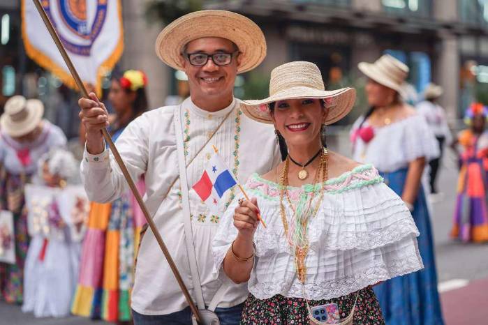 Grupos de panameños participan en el desfile de la Hispanidad, de este año 2025.