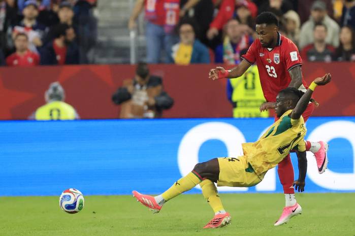 Gideon Mensah de Ghana disputa el balón con Amir Murillo de Panamá ayer, en el estadio BMO en Toronto (Canadá).