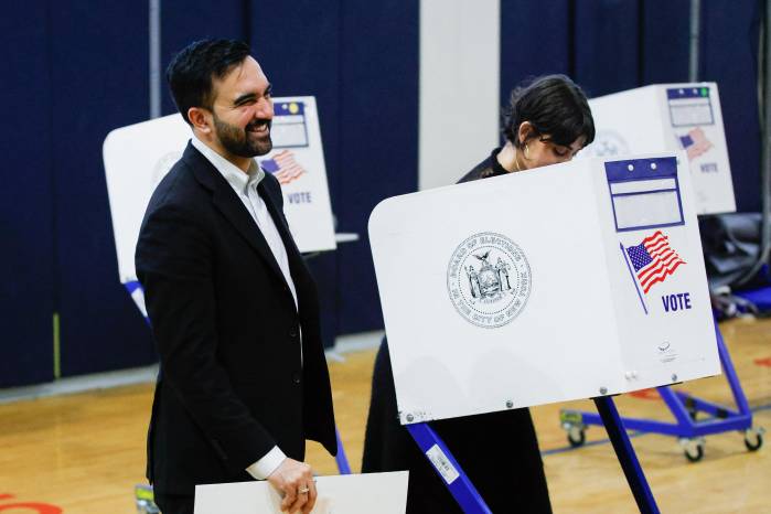 El candidato demócrata a la alcaldía de la ciudad de Nueva York, Zohran Mamdani, y su esposa Rama Duwaji votan en un centro de votación en la Escuela de Artes Frank Sinatra en el distrito de Queens de la ciudad de Nueva York el 4 de noviembre de 2025.