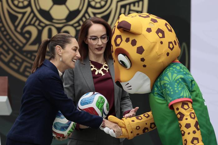 La presidenta de México Claudia Sheibaum (izq.) saluda al jaguar Zayu, mascota de México para la Copa Mundial de la FIFA 2026.