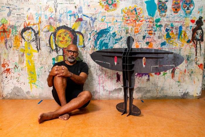 Esviel Jeffers Durruthy en su estudio de Pacora, junto a su escultura “Cimarrón”.