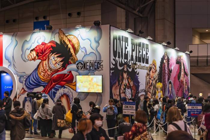 Pasión por el anime: Fanáticos en Japón en una imagen de archivo se reúnieron frente a una exhibición de One Piece y su protagonista Luffy. Este tipo de encuentros masivos, que nacieron en Asia, hoy inspiran la celebración simbólica del Día Nacional del Anime cada 15 de abril.