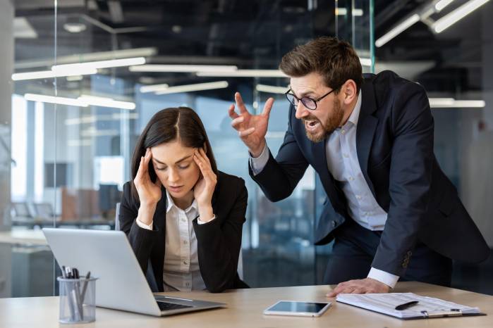 Percepción del liderazgo: 30% lo considera regular y 19% malo, con reclamos por estilos autoritarios y escaso apoyo a los equipos.