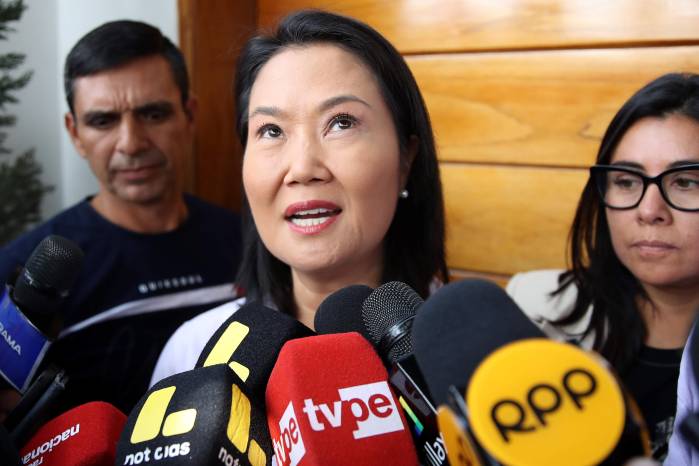 La candidata derechista a la Presidencia de Perú, Keiko Fujimori, habla a la prensa en Lima (Perú).