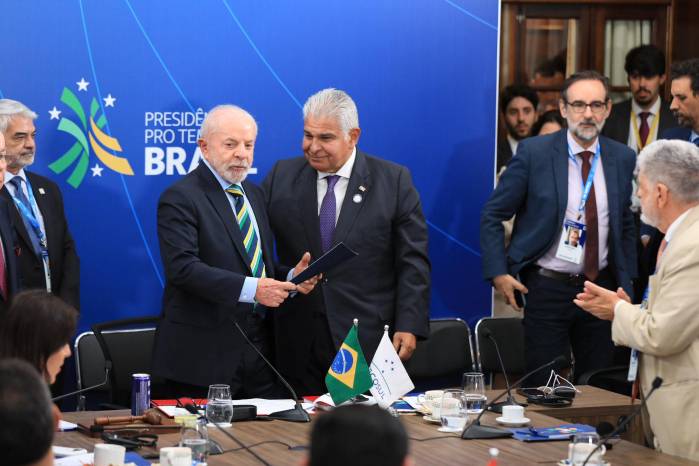 El presidente brasileño Luiz Inácio “Lula” da Silva junto a su homologo panameño José Raúl Mulino, durante la Cumbre de líderes, este sábado.