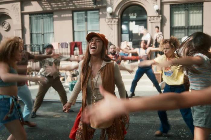 Momentos dramatizados con famosos de la industria incluyen a personajes como Celia Cruz y Jhonny Ventura.