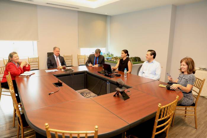 Reunión entre el embajador de Estados Unidos y la Secretaría del Ferrocarril Panamá - David.