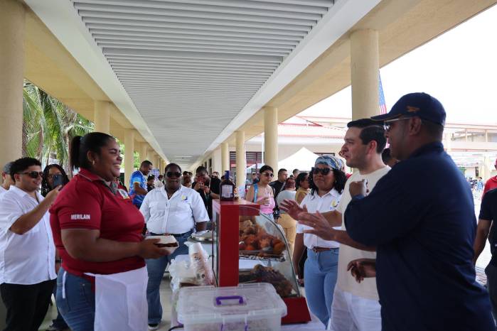 El embajador Kevin Cabrera participó en la Colón American Fair.