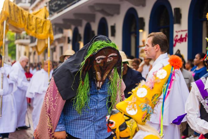 Esta edición estuvo ligada con las actividades propias de la Iglesia católica, entre ellas la confección de alfombras de sal.