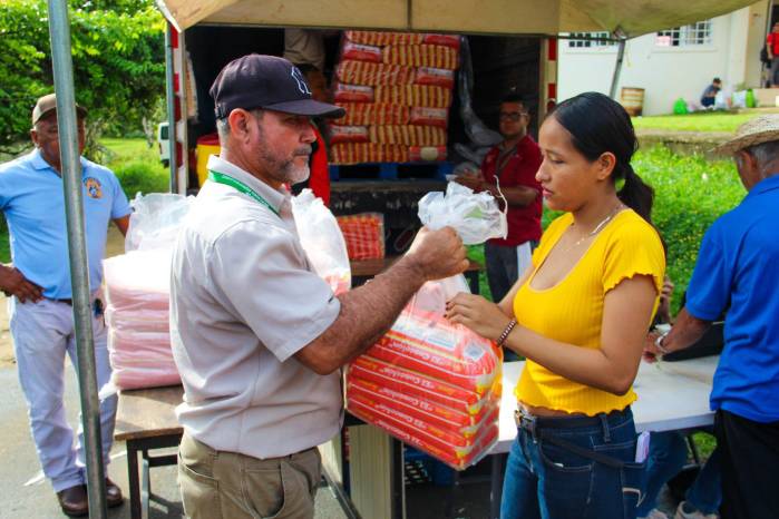Las agroferias y tiendas permanentes del IMA buscan ofrecer productos básicos a bajos precios a la población