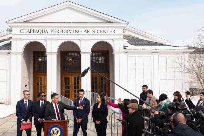 Bill y Hillary Clinton comparecieron ante la Comisión de Supervisión de la Cámara de Representantes en declaraciones a puerta cerrada como parte de la investigación legislativa relacionada con los llamados “Epstein files”.