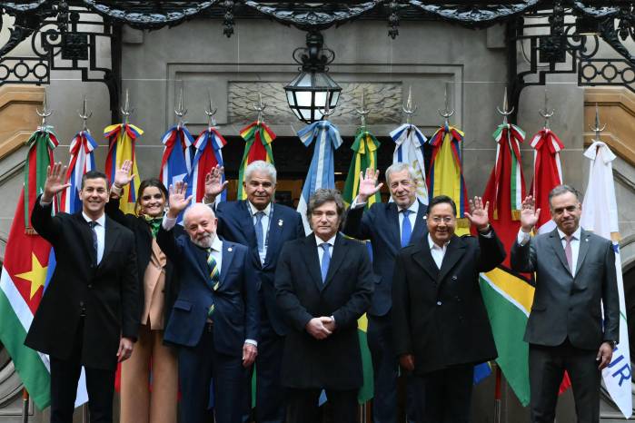 (De izquierda a derecha, atrás) la vicepresidenta de Ecuador, María José Pinto; el presidente de Panamá, José Raúl Mulino; y el ministro de Relaciones Exteriores de Chile, Alberto van Klaveren; (de izquierda a derecha, adelante) el presidente de Paraguay, Santiago Peña; el presidente de Brasil, Luiz Inácio Lula da Silva; el presidente de Argentina, Javier Milei; el presidente de Bolivia, Luis Arce Catacora; y el presidente de Uruguay, Yamandú Orsi, saludan mientras posan para la fotografía oficial durante la 66.ª Cumbre de Jefes de Estado del Mercosur y Estados Asociados, celebrada en el Palacio San Martín, en Buenos Aires, el 3 de julio de 2025.