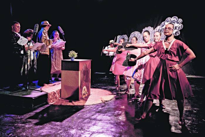 Actores participan en una obra de teatro este jueves, en Caracas.
