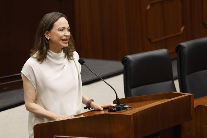 Fotografía de archivo que muestra a la líder opositora venezolana y premio Nobel de la Paz, María Corina Machado, hablando en la Asamblea Nacional de Panamá.