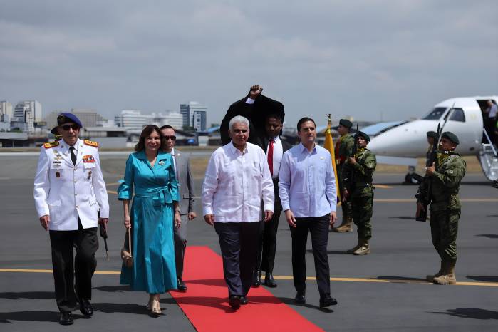 El presidente de la República José Raúl Mulino fue recibido este viernes por autoridades locales a su llegada a la Base Aérea Simón Bolívar en Guayaquil (Ecuador).