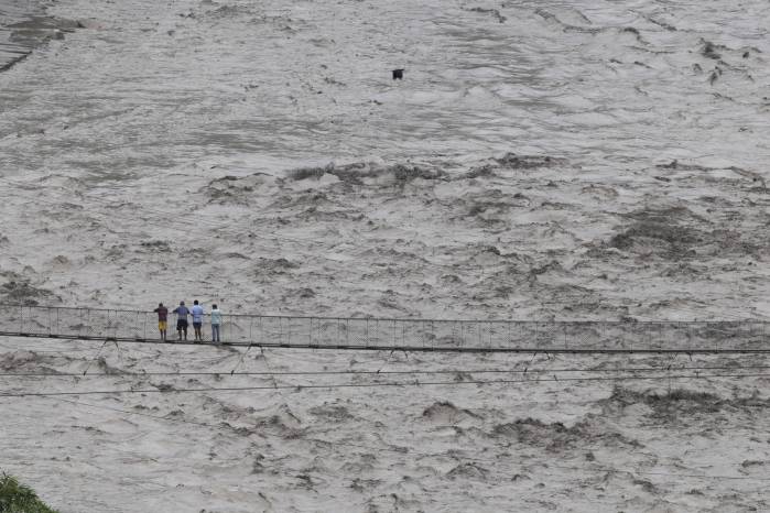 Más de 700 personas han perdido la vida y cientos siguen desaparecidas en el norte de Nepal después de que un desprendimiento glaciar y una avalancha provocaran inundaciones repentinas y deslizamientos de tierra a lo largo de los valles de los ríos Bhotekoshi y Trishuli.