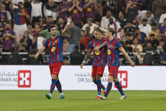 El delantero del Barcelona Ferrán Torres (izq.) celebra tras marcar ante el Athletic Bilbao.