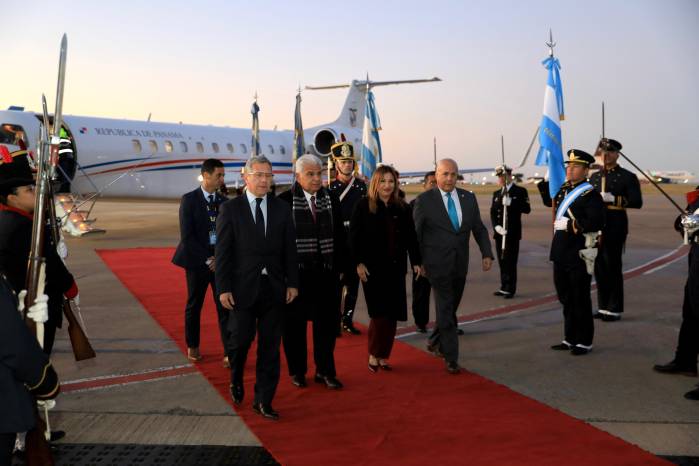 La pareja presidencial panameña siendo recibida en el aeropuerto de Argentina.