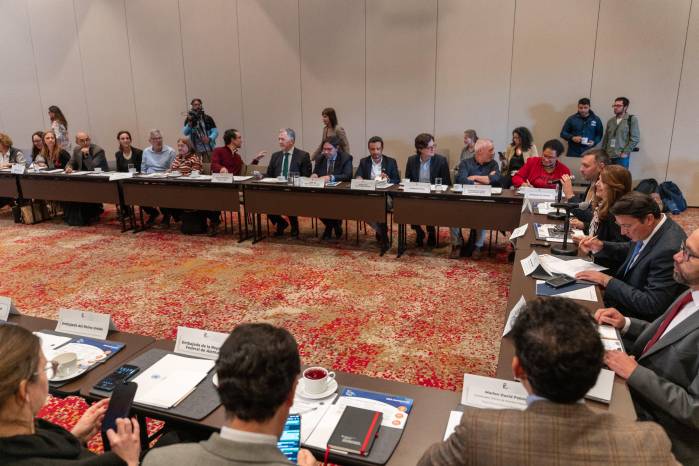 IDEA Internacional presentó en Bogotá un informe sobre desinformación electoral e integridad democrática donde participaron autoridades electorales colombianas.