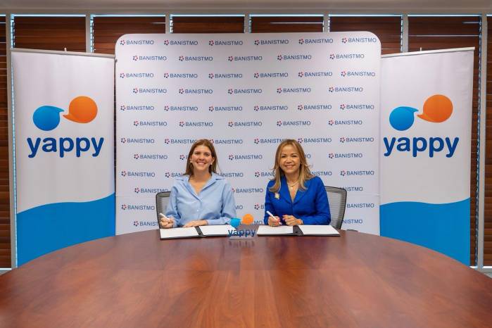 De izquierda a derecha: Yolianna Alfaro, vicepresidenta y gerente general de Yappy S.A., y Aimeé Sentmat de Grimaldo, presidenta de Banistmo, el día de la firma del acuerdo.