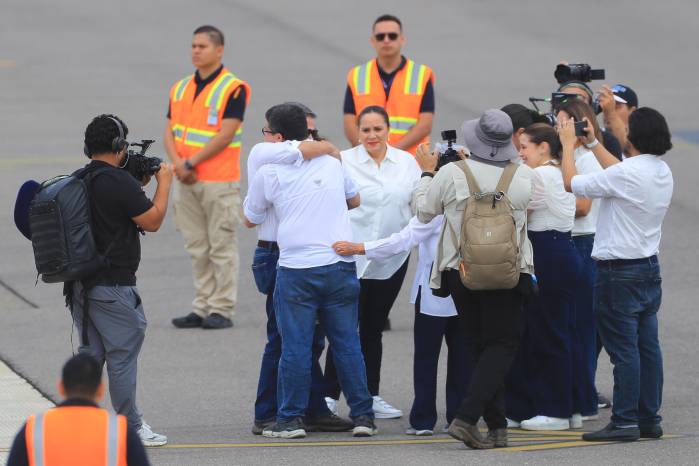 El expresidente hondureño Juan Orlando Hernández (3-i atrás) (2014-2022) es recibido por sus familiares este domingo, a su llegada al Aeropuerto Internacional de Palmerola en Comayagua (Honduras).