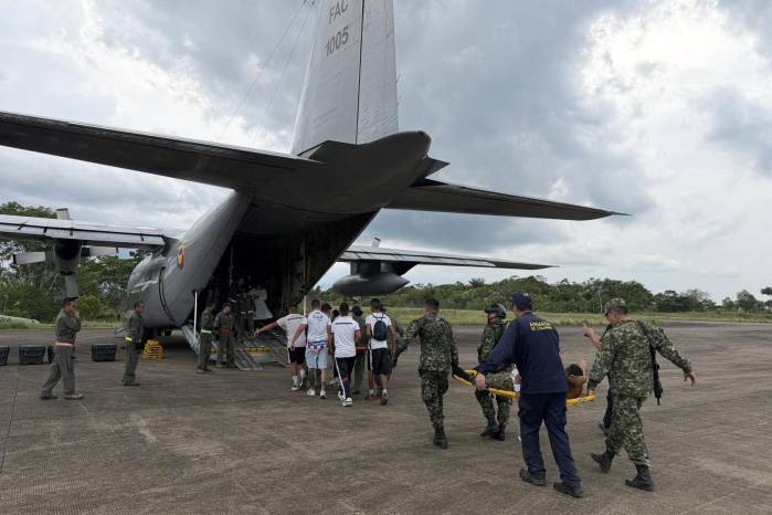 El avión Hércules se precipitó a tierra poco después de despegar de Puerto Leguizamo, cerca de la frontera sur con Ecuador, dejando restos en llamas esparcidos por la selva.