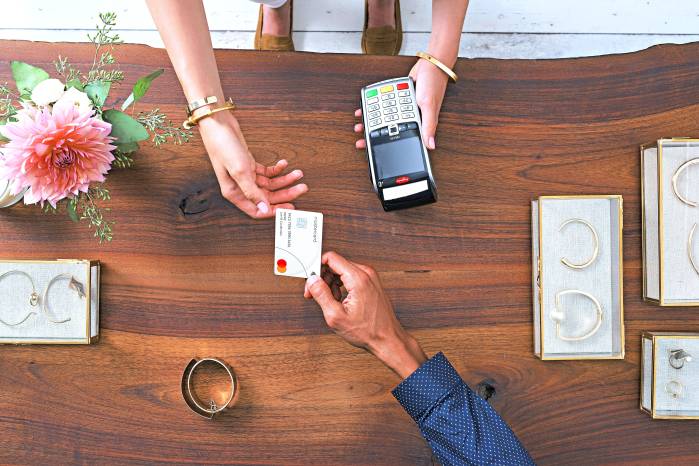 Para proteger a las personas en el entorno digital, Mastercard va más allá de la seguridad de las transacciones, protegiendo cada interacción digital.