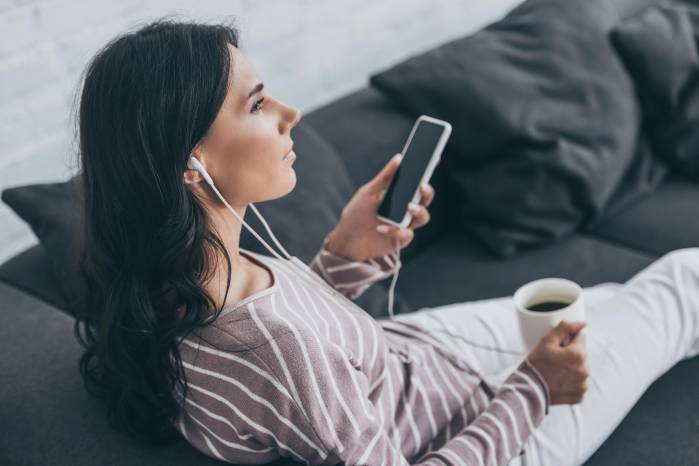 Cada vez más personas cambian música por conversaciones.