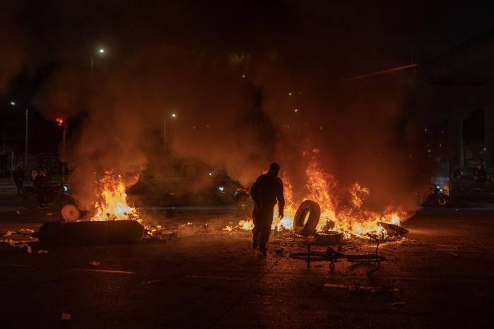 Las imágenes de manifestantes enfrentados con la policía recordaron al estallido social sin precedentes que protagonizaron principalmente los estudiantes en Colombia entre 2019 y 2021.